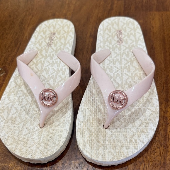 Michael Kors Peach Logo Flip Flops - Picture 3 of 7